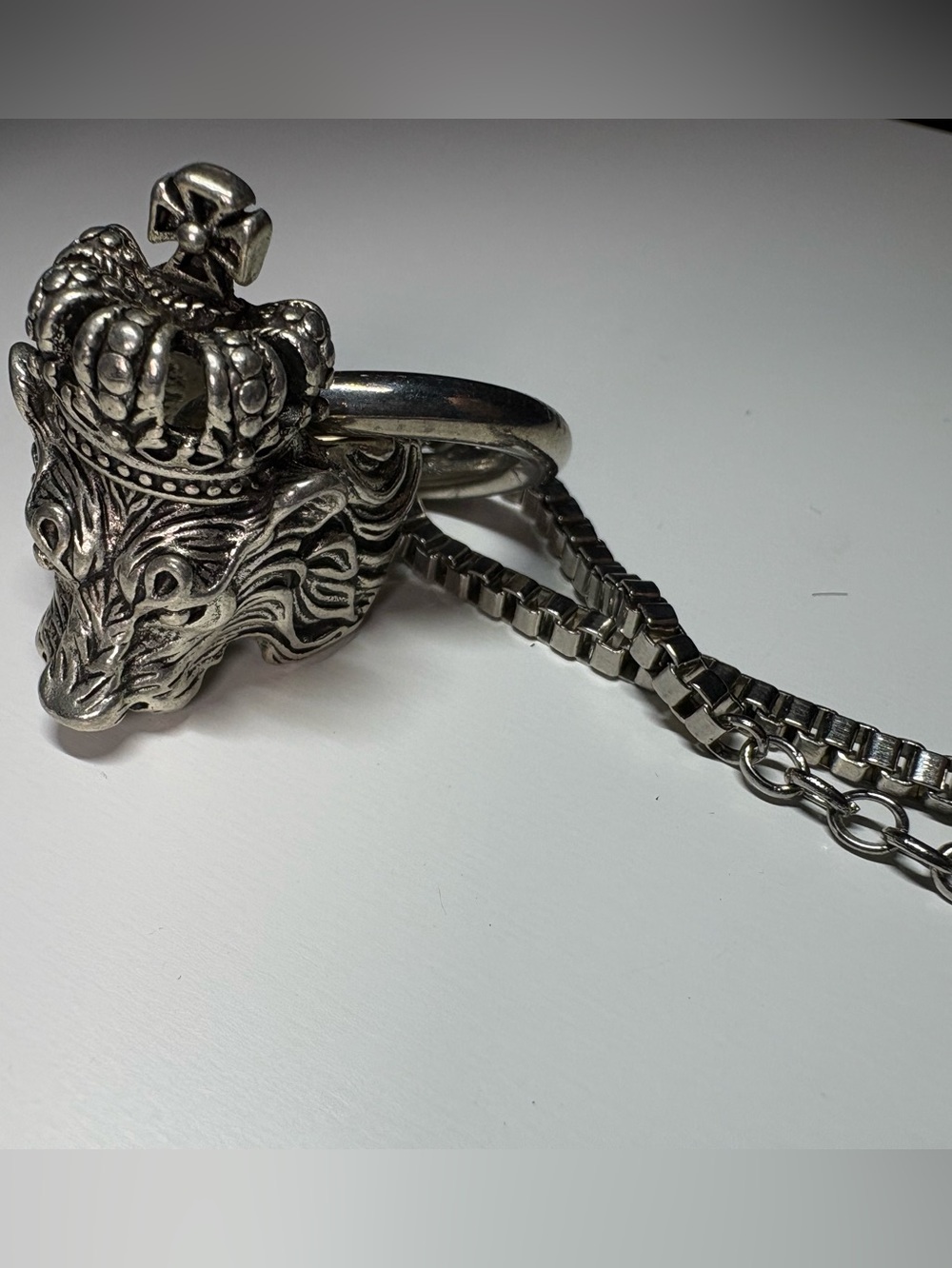 Silver Lion Crown Keychain Pendant – Men's Accessory
